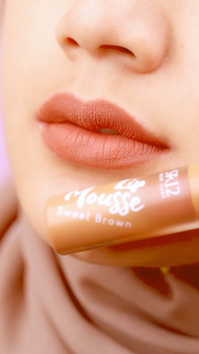 Lip Mousse Sweet Brown ini teksturnya smooth, hasil warnannya matte transferproof #RacunShopee #shopeekeren #ShopeeLook #ShopeeFashionHaul #lipmousse