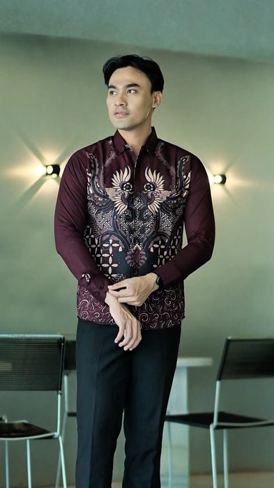 Motif yang lagi trend nih brads, langsung di checkout sekarang🤙🏻 #batikpria #batikslimfit #batikkerja