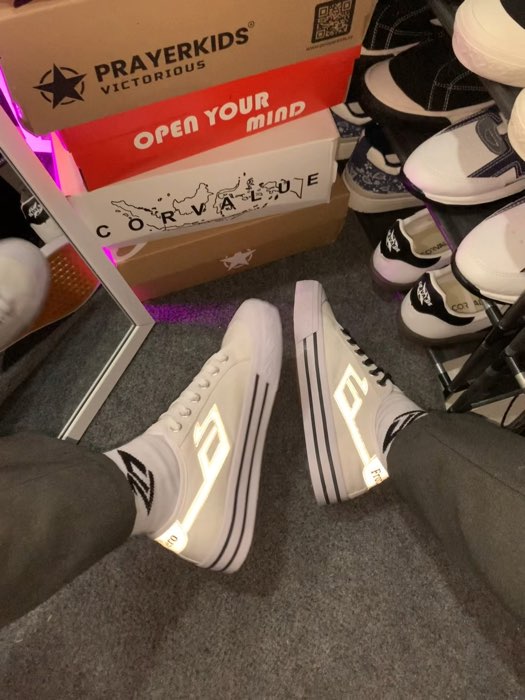 Sepatu sneakers fromzero menyala nii #sepatuaneakers #sneakers #sepatucowok #sepatucewek #RacunShopee #GratisOngkirRP0 #shopeevideo #fyp