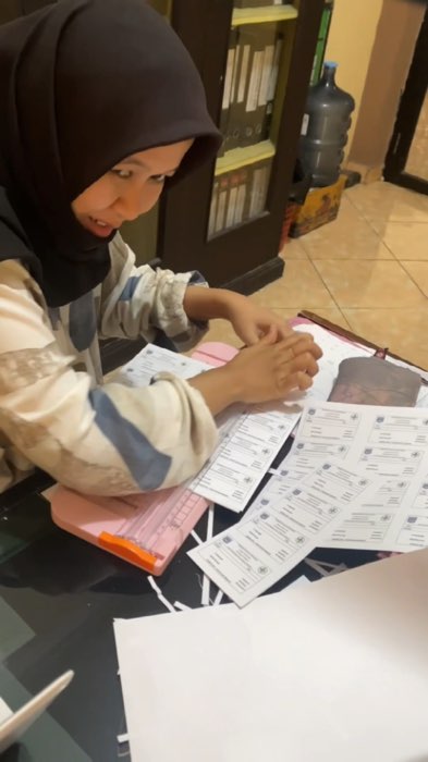 Dengan alat ini memotong kertas jadi lebih gampang, pisau nya tajam, pilihan warnanya elegan dan harganya terjangkau #pemotongkertas #pisautajam
