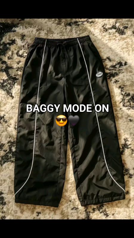 Celana parasut. Simple, clean, street vibe ✨🔥baggypants 👖 #localbrand 🇮🇩 #streetwear 🔥 #parasut 🖤