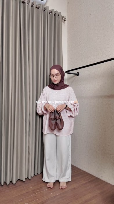 makin gombrong makin pede😆 #outfitideas #OOTDFashionShopee #kemejaoversize