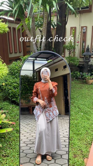 outfit with batik #batikwanita #shopeevideo #DiskonRacunShopee #outfitideas #blousebatik #batikkerja