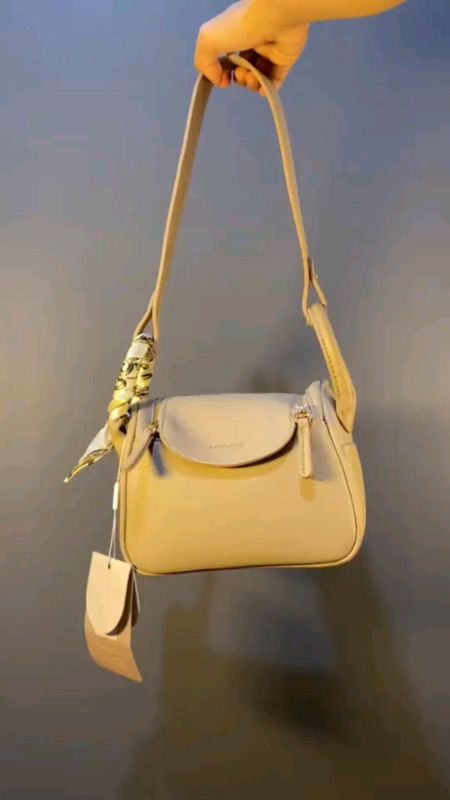 "Bawa gaya eleganmu ke level berikutnya dengan tas simpel tapi classy ini! Cocok untuk daily use maupun hangout ✨"#tasselempangwanitamurah #fyp