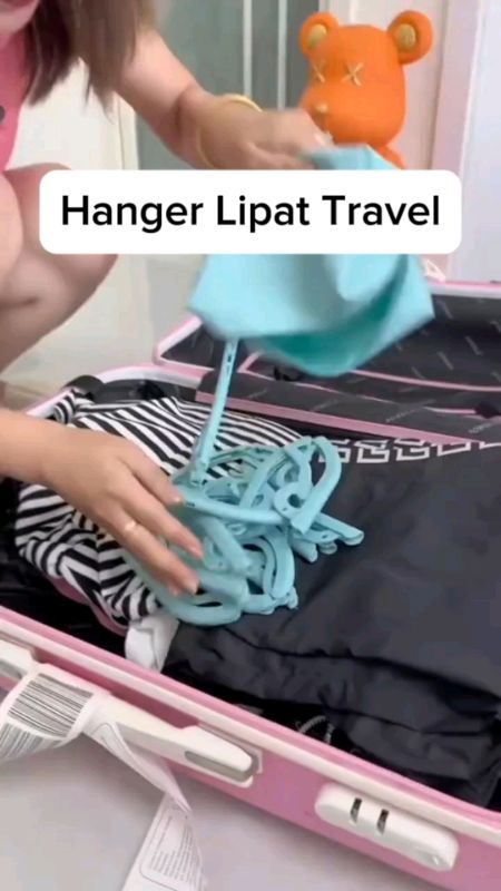 #HangerLipatTravel #HangerLipat #HangerTravel #HangerPortable #TravelEssentials #BarangWajibDibawa #AntiLecetPakaian #PeralatanTravel #HangerMini