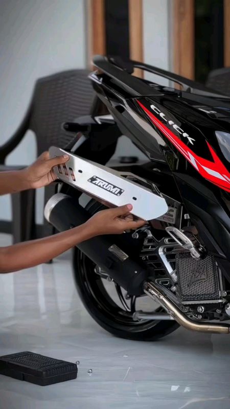 Pasang tameng knalpot keren dari Arumi ni geng. #coverkenalpot #arumimotoparts #tamengknalpotvario #coverkenalpotarmvario