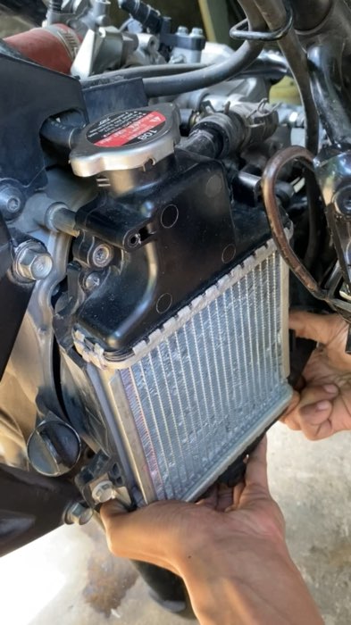 Proses buka radiator vario 125 #radiator #vario #variomodifikasi