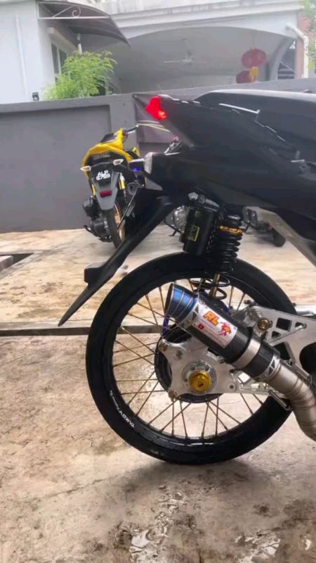 kenalpot red Leo PNP motor metic.untuk motor bebek dan sport juga sangat cocok.bahan ful stenlis sarangan setengah suara gahar tidak pecah#vario ####