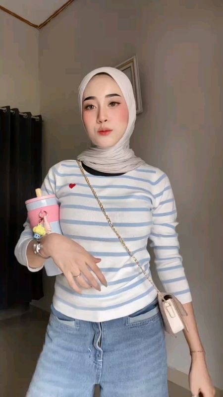 kaos bergaris yang lagi lariss😝 #ootdhijabstyle #araagirlsstuff #kaosbordircintabergarisbiru #ViralDiShopeeVideo #SpillRacunShopee #OutfitAlaKorea