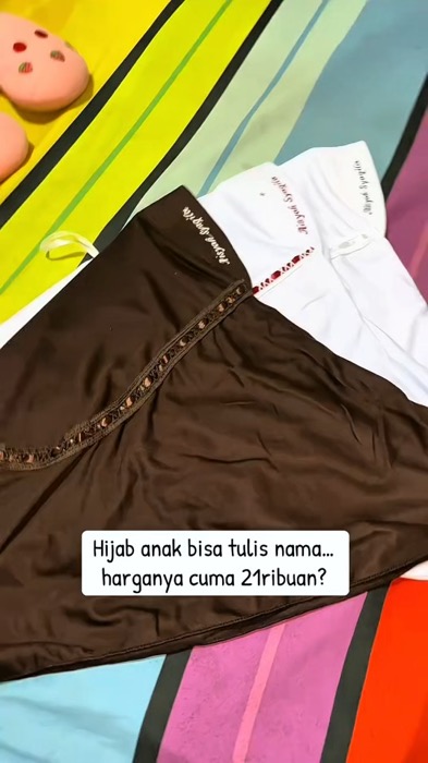 Udah pilih warna, tinggal kasih nama—langsung dijahit rapi! Gak perlu takut ketuker di sekolah, dan harganya ramah di dompet 🥹 #jilbabcustomnama