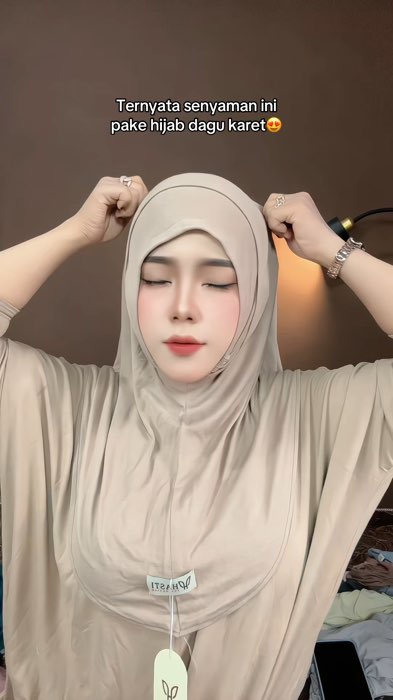Aku pake warna latte 🥰#kerudunginstan #hijabpremuim #hijabbergo #bergoinstan #kerudung #hasticollection