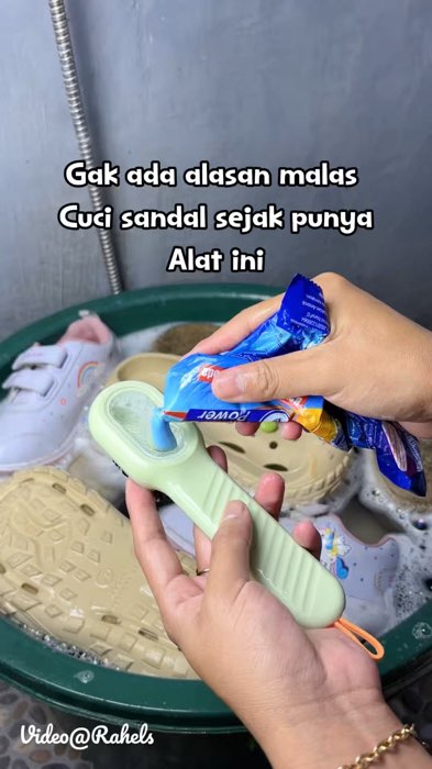 Sikat multifungsi dengan dispenser sabun #sikat #sikatmultifungsi #sikatsandal #sikatsandalsepatu #sikatsepatumultifungsi #sikatdispenser #RacunShopee