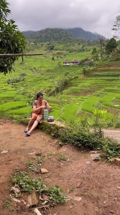 Nuju ngaberesan rantang #rismanirmalasari #gadisdesa #shopeevideo