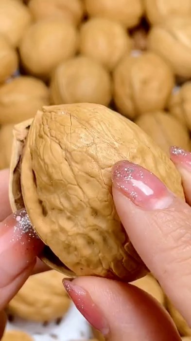 Kacang walnut.  #shopeevideo #cumadishopee #belanjadishopee #sopeeracunnyabelanja #shopeefeedvideo