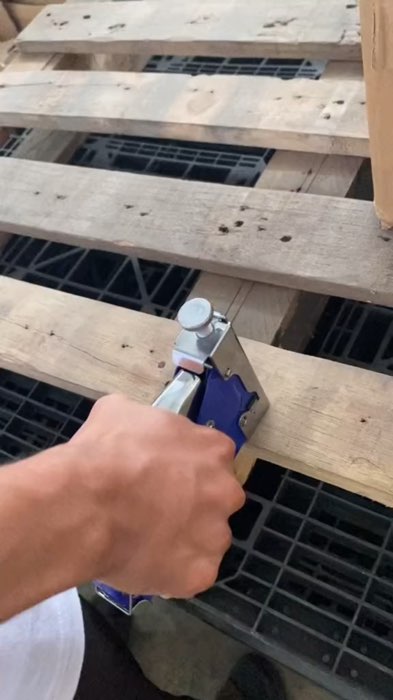 Stapler gun kuan dan praktis untuk berbagai kebutuhan pemasangan. Kerja jadi jauh lebjh cepat dan hasil rapih #santools #staplergun #stapler3in1