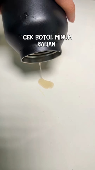 Cek harta karun di dasar botol kalian yang nyucinya cuma di kocok air doang 🫠 #sikatbotol #sikatbotolsilikon #RacunShopee #ShopeeCOD #GratisOngkirRP0