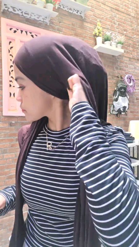 #inspooutfit #outfitideas #hijabrayon #bergoinstan #hijabtalibandana #hijab #viraldishopee #fypage #ViralDiShopeeVideo #RacunShopee #shopeevideo #fyi