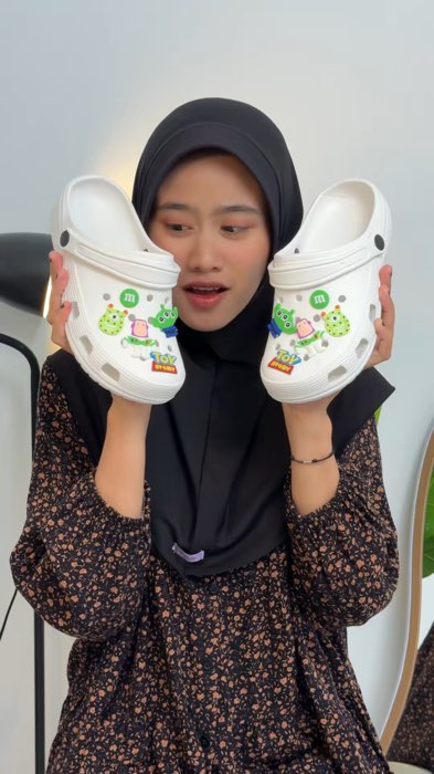 Sandal clog wanita pria karakter lucu anti slip nyaman sandal casual kekinian #sandalcrocslucu #sandalclogkarakter #sandalcouple #sandalantislip