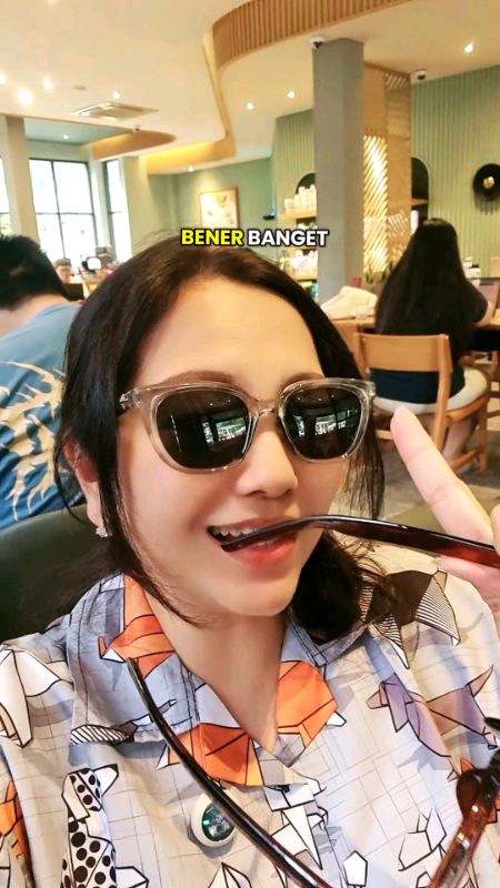 Kacamata Hitam atau Sunglasses dipakai ringan, bisa dipakai malam dan siang hari. #kacamatahitam #sunglasses #kacamatakeren #ShopeeCOD #RacunShopee