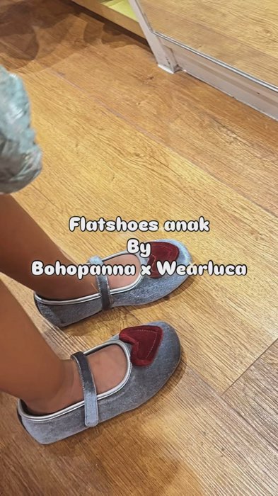 Anakku pakai warna grey ya momss.. cakepppp 😍 #flatshoesanak #balletshoes #bohopannaxwearluca #wearlucaflatshoes #GratisOngkirRP0 #trending #fyp
