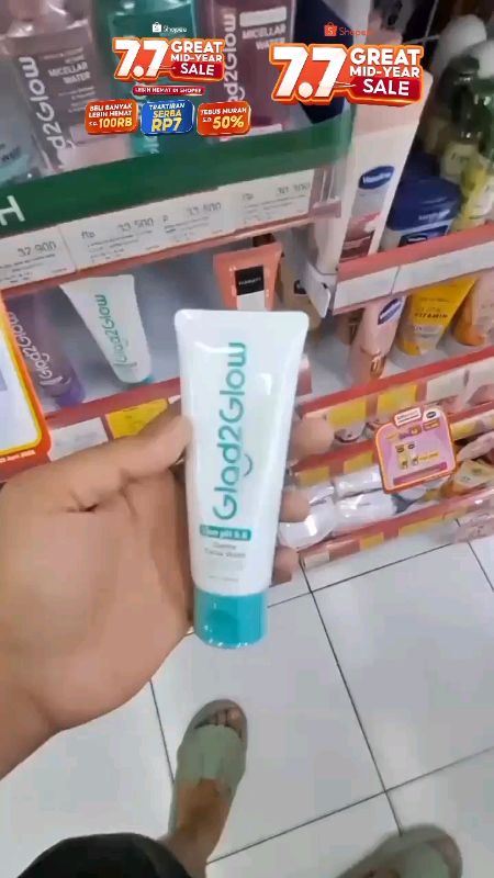 Bingung pilih perawatan kulit wajah solusinya harga ramah dikantong buruang diCO bunda🥰💖🔥#glad2glow #glad2glowmoisturizer #glad2glowreview #shopee