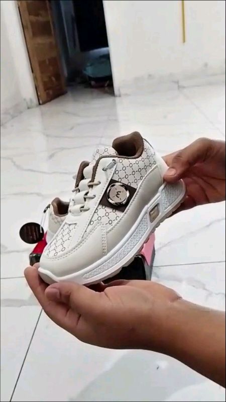 #sepatusneakers #sneakersanak #sepatusekolah #OOTDFashionShopee #sneakers