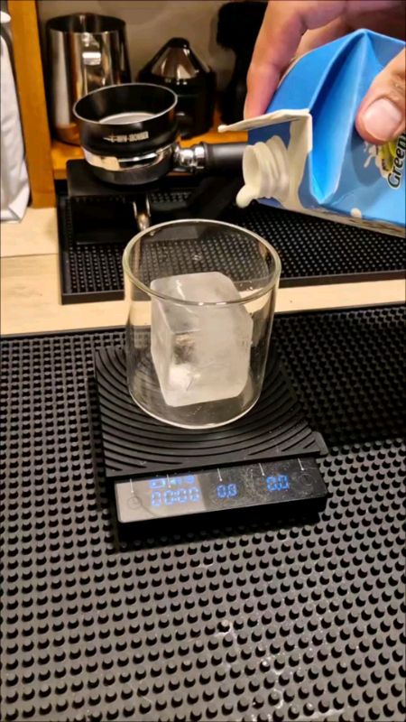 Minuman lo cepet hambar Coba deh ganti es batu nya. Nih gua spill cetakan es batu segede gaban berbahan silicon food grade tebal!