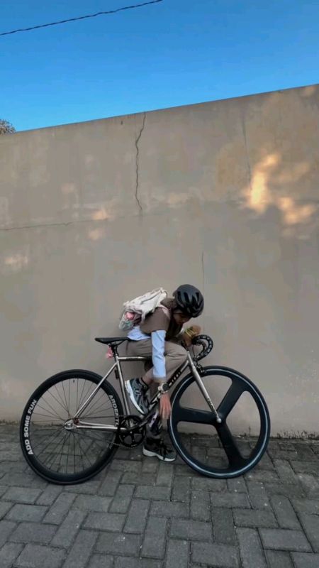 bikin semangat sepedahan tiap hari#gowesindonesia #sepedaan #bikefixie #fixiegear #streetbike #sepedastyle #sepedahits