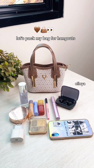 lets pack my bag for hangout🤎👜👀