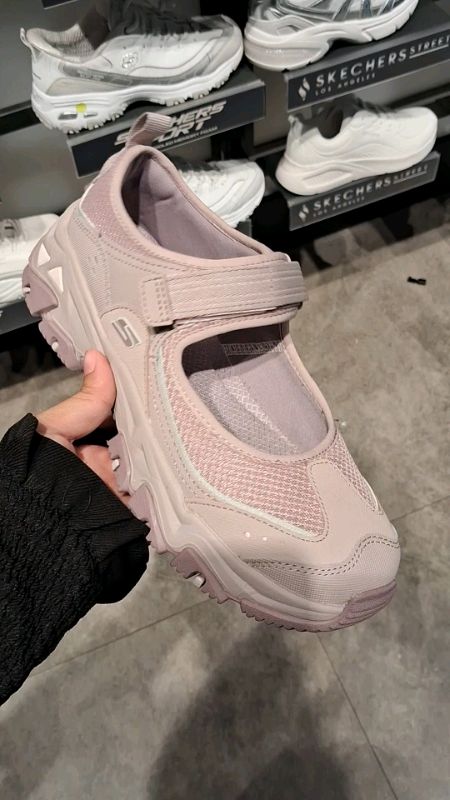 nyaman dan stylish #skechers #skechersdliteshiker #skecherswomen #sepatuskecherswanita #sepatuwanita #sneakerswanita #OOTDFashionShopee #ShopeeLook
