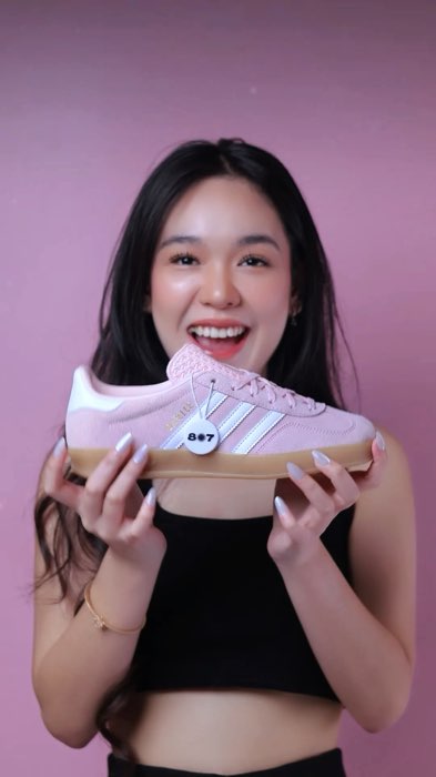 Adidas Gazelle Sandy Pink  Pola sol yang khas dari seri Gazelle memastikan bahwa sepatu ini dapat memberikan traksi yang baik 💗🌷🛒  Koleksi sekarang