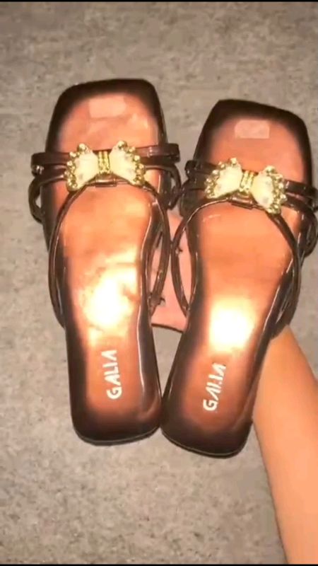 rekomendasi sendal flat cantikk😍 #sendalwanita #sendalflatwanita #ViralDiShopeeVideo #SpillRacunShopee #OOTDFashionShopee #RacunShopee