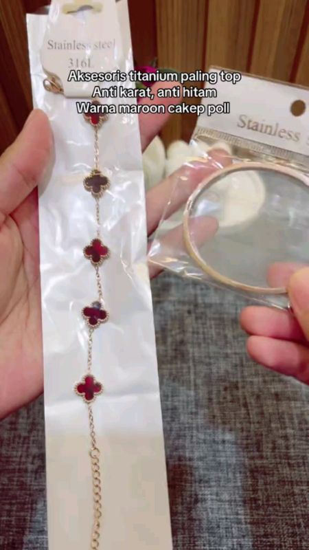 satu set gelang titanium anti karat cakep bgt BESTTTT#OOTDFashionShopee #SpillBawaBerkahShope #ViralDiShopeeVideo