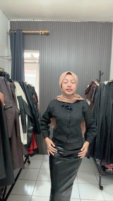 Yang mau samaan rok span buat hijab dan non hijab Join live sekarang jugaa👉🏼🛒🛍️#dzakileather #fyp