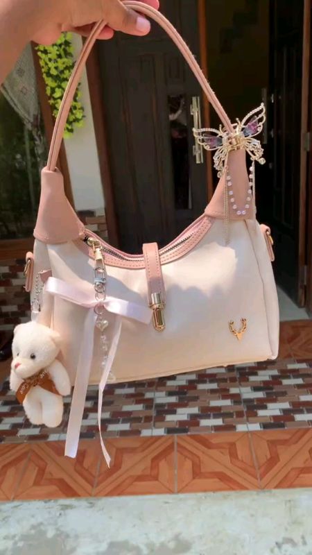Tas selempang wanita murah😍💞✨#tas #taswanita #tasselempang #tasmurah #taskekinian #tasviral #taskondangan #tasbahu #taslebaran #fyp #fypシ #fypage