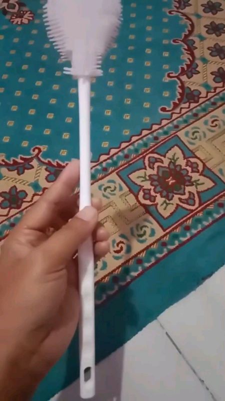 Sikat pembersih botol & gelas multifungsi, praktis digunakan untuk membersihkan sela-sela dengan lebih mudah.  #alatpembersih #sikatbotol #cleaningbru