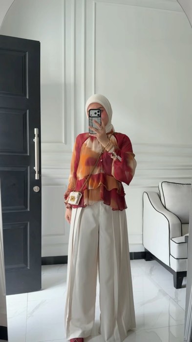 duh suka perpaduan warnanya :  baju absrak red / celana ivory / jilbab vanilla