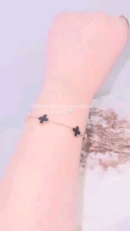 Gelang clover anti karat anti luntur😍 #fyp #titaniumjewelry #perhiasantitanium #murahbanget   #spilracunshope #cashbak40persen #diskonracunshope