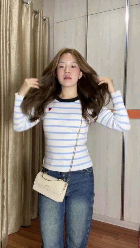 tampil cantik tanpa ribet💕 #araagirlsstuff #kaosgarisgaris #tasselempangwanita #koreanstyle