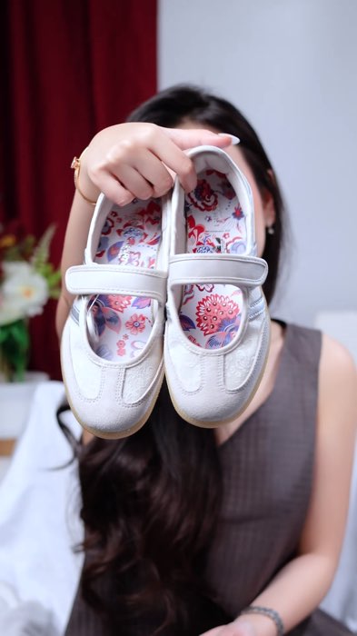 Adidas Samba Jane Liberty London Chalk Pearl Silver  sepatu ini dilengkapi dengan strap tunggal di bagian atas, memberikan kesan vintage yang manis 🤍