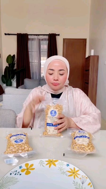 nyemilll kacang 🥜 Bali enakkkkk banget 🤤🤤👍🏻👍🏻 BELI DISINI yahh Kacang Bali 450 gram Poetri Bali ,Kacang Bali enakkkkk banget mantappp🔥🔥 BELI