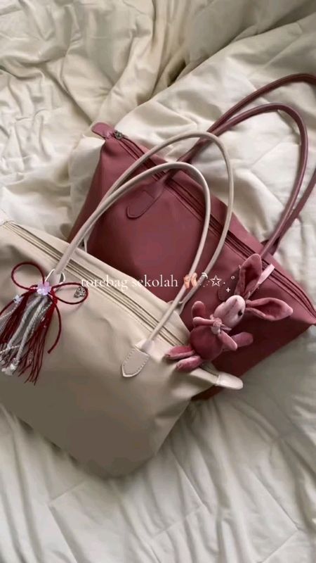 Tote bag lucu bisa dipakai buat kuliah atau kesekolah♡