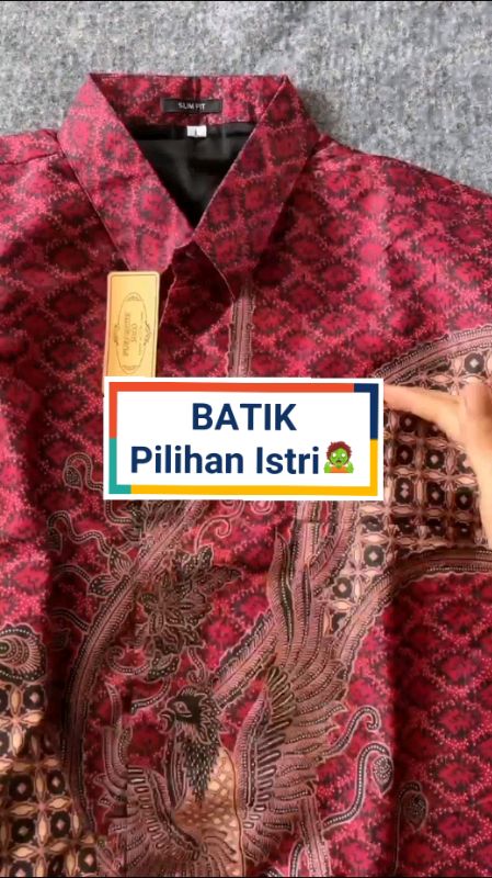 Perpaduan warna merah dan motifnya cakep #GratisOngkirRP0 #RacunShopee #kemejabatikpria #kemejabatikdewasa #bajubatikpria #batikpria #batikcouple
