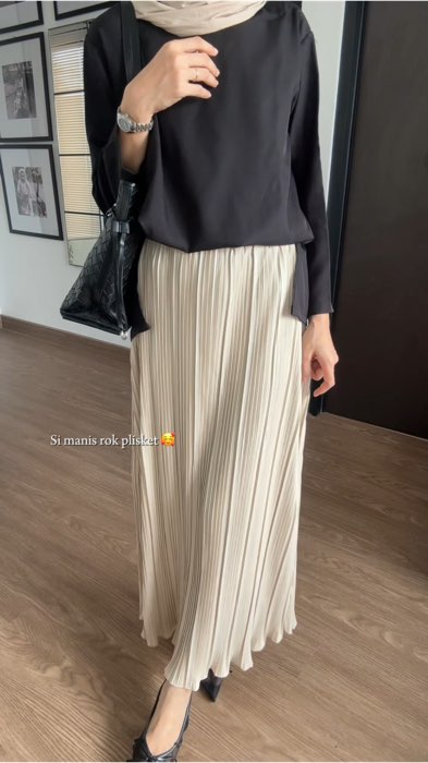 Rok plisket emang lucu lucu modelnya 😍