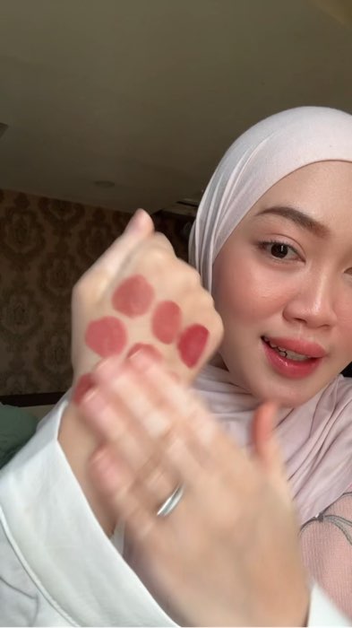 Tahta tertinggi lipglaze per lipglazean jatuh pada somethinc!!! Formulanya gong banget #lipglazesomethinc
