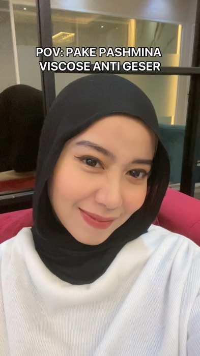 pashmina anti geser andalan aku!🤪🫶🏻 #pashminaviscose #pashminaviscosepremium #viscosepremium #viscose #jilbabviscose