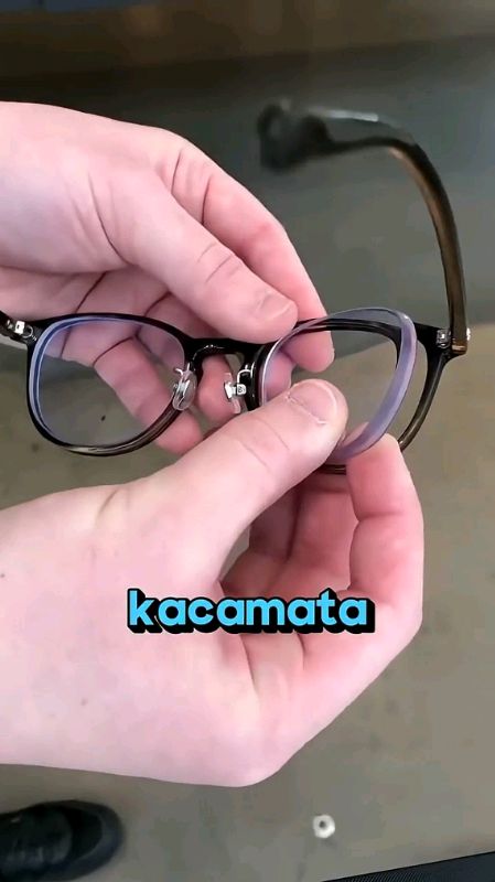Kacamata dari brand @demodass cocok untuk semua gender 😎 #kacamataphotocromic #kacamataantiradiasi #kacamataminus #1010supershoppingday #1010brandsfe