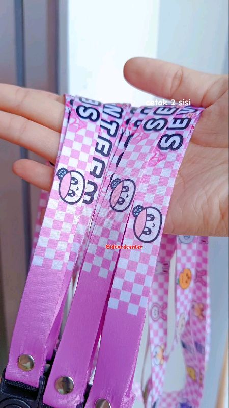Proses cetak lanyard 1,5 cm warna pink 💖 Hasil rapi, tajam, dan kuat dipakai sehari-hari ✨ Cocok buat ID card, event, kampus, atau komunitas.#lanyard