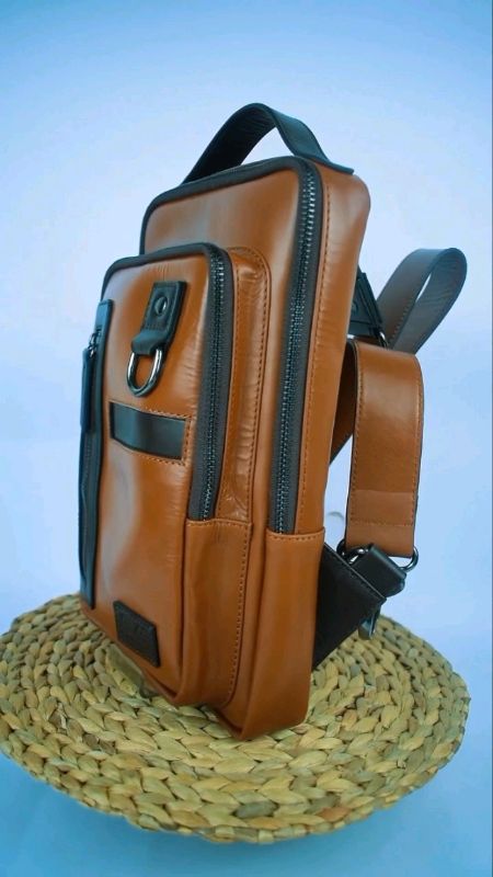 Tas selempang premium slingbag Garvis bahan kulit sapi produk lokal Garut. #taspremium #tasselempangpriakulit #slingbagsimple