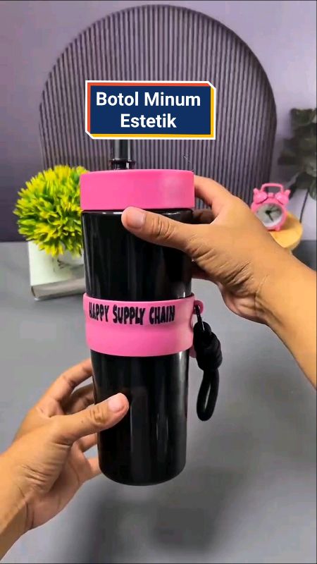 Botol minum 900 ml estetik, kapasitas besar, bonus gantungan lucu. Cocok untuk aktivitas sehari-hari. ✨ #shopeeaffiliate #botolminum #tumblerviral